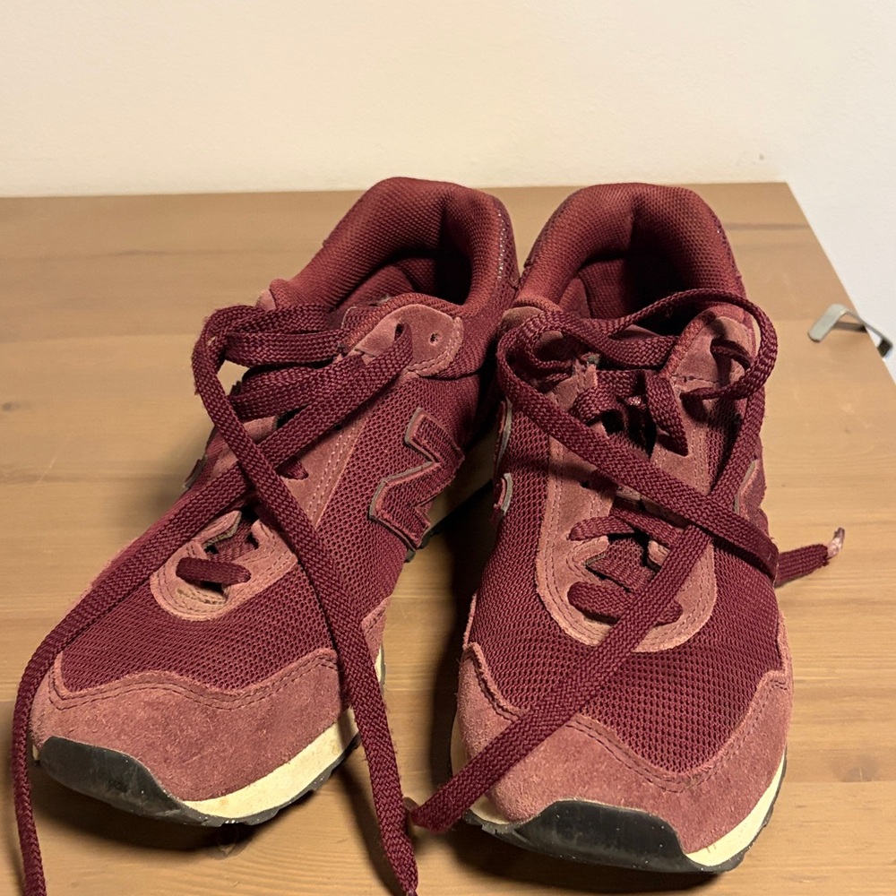 New Balance Burgundy 515 
Sneakers